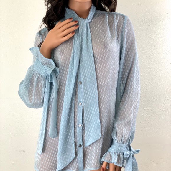 SOLD Banana Republic Blouse. - Picture 4 of 8